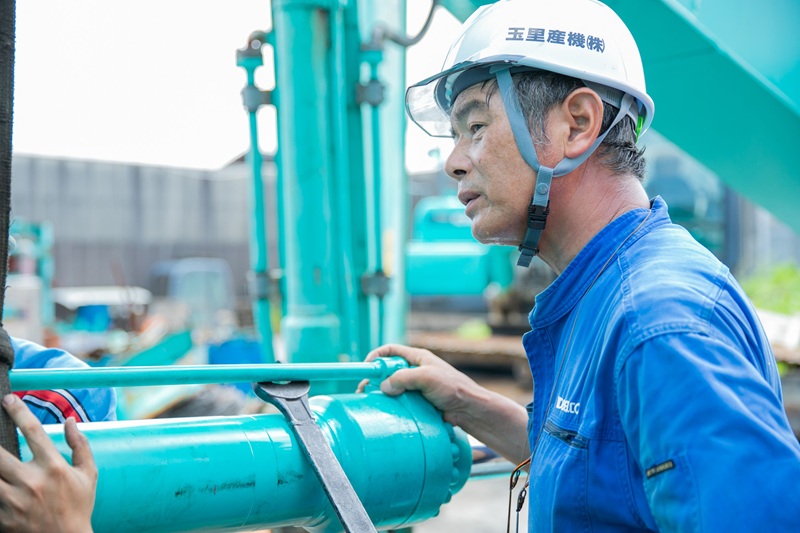 玉里産機 建設機械の整備風景